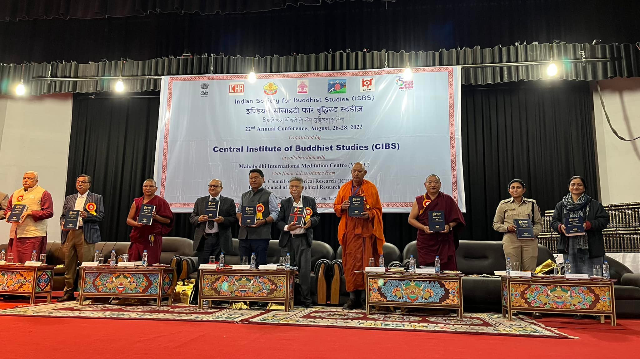 ལ་དྭགས་གཞུང་དམངས་གཉིས་ལ་སྨོན་ལམ་ཚིག་མཛོད་ཆེན་མོ་ལེགས་སྐྱེས་སུ་འབུལ་བཞེས་ཀྱི་མཛད་སྒོ་ཚོགས་པ།