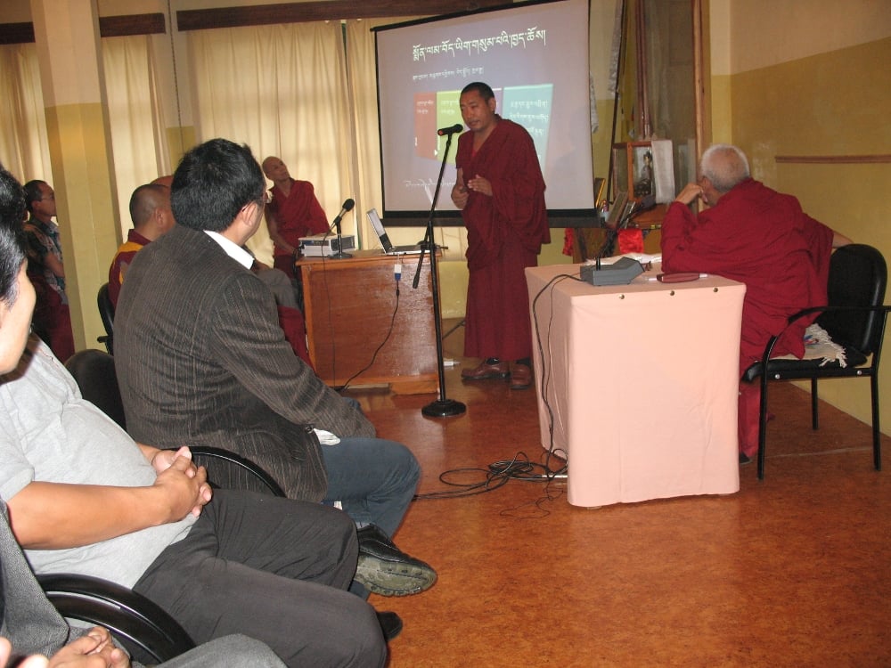 སྨོན་ལམ་ཚིག་མཛོད་ཐོན་རིམ་དང་པོ་དང་འབྱུང་འགྱུར་ཚིག་མཛོད་ཆེན་མོ་བཟོ་འཆར་སྐོར་ལ་བགྲོ་གླེང་ཚོགས་པ།