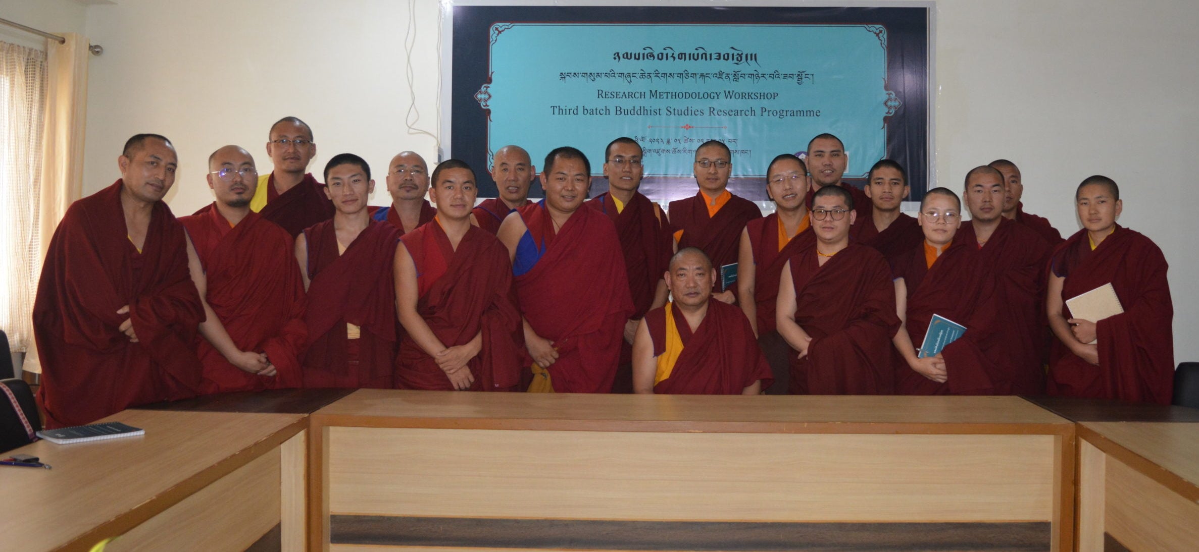 ཆོས་རིག་ལས་ཁུངས་ནས་གཞུང་ཆེན་རིགས་གཅིག་རྐང་འཛིན་གྱི་སློབ་གཉེར་བ་བཅོ་བརྒྱད་ལ་ཉམས་ཞིབ་ཟབ་སྦྱོང་གནང་བ།