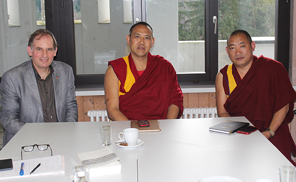 དགེ་བཤེས་བློ་བཟང་སྨོན་ལམ་ལགས་ཡོ་རོབ་ཁུལ་དུ་བོད་སྐད་ཡིག་གི་ལས་དོན་ཆེད་ཕྱོགས་བསྐྱོད་གནང་བ།